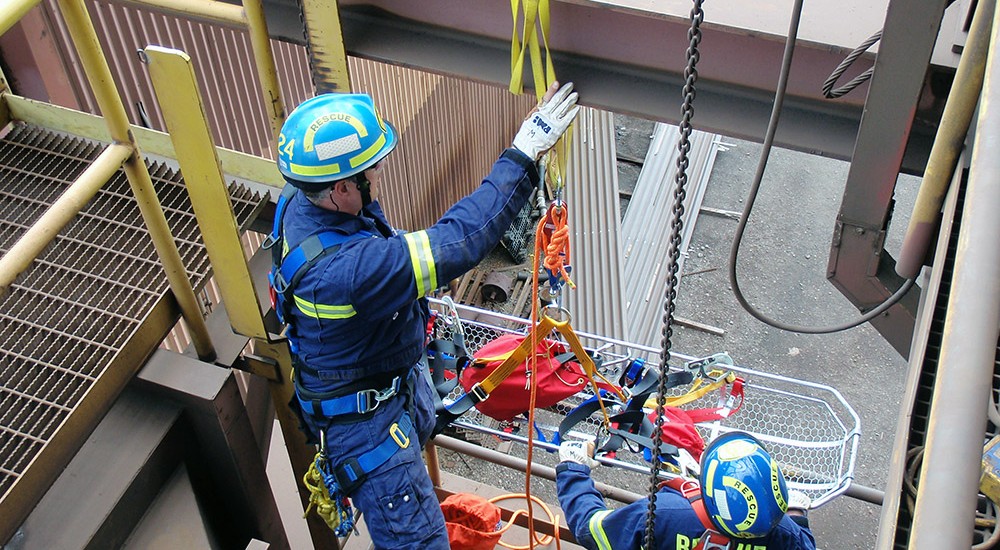 Setting up a basket and anchor for a rescue raise and lower